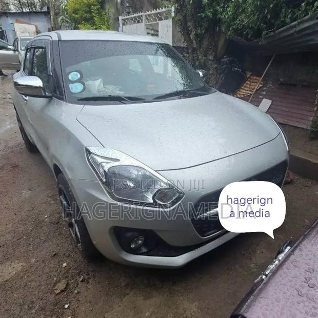 Suzuki Swift 2023 Silver