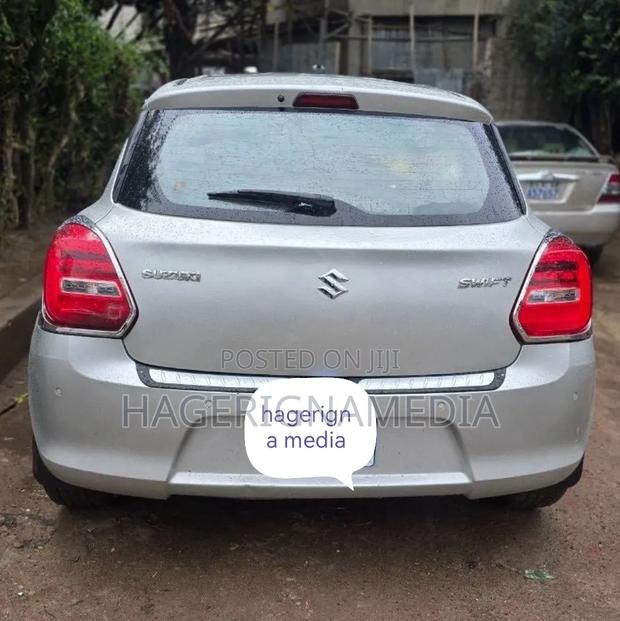 Suzuki Swift 2023 Silver