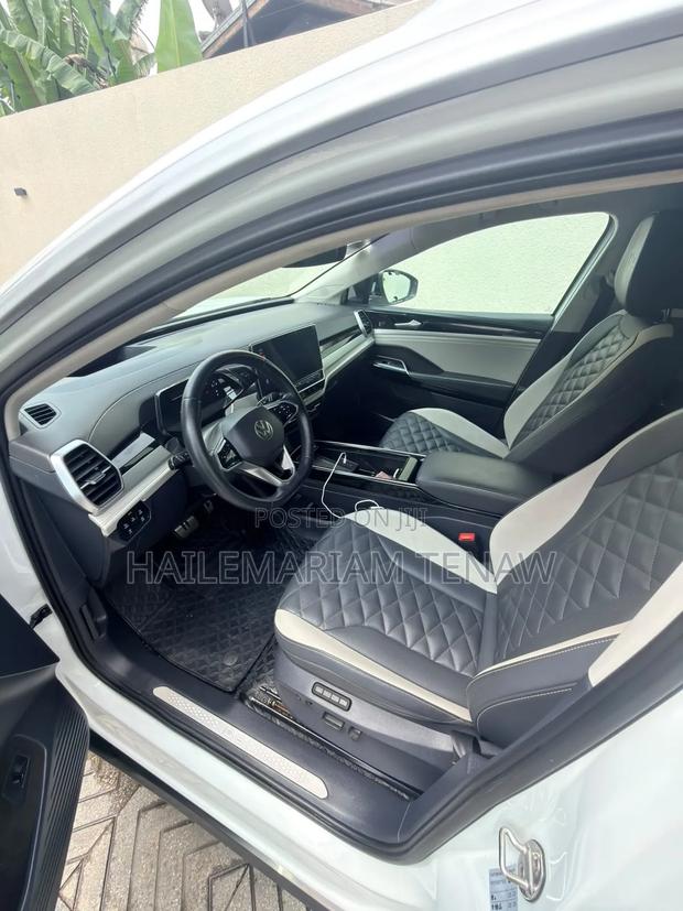 Volkswagen ID.6 2024 White