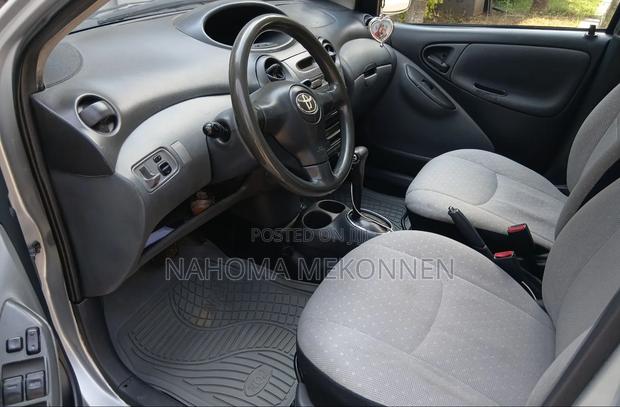 Toyota Vitz 2002 Silver
