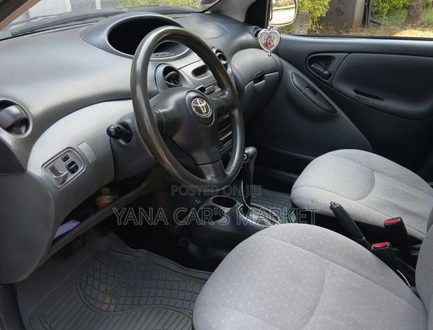 Toyota Vitz 2002 Silver