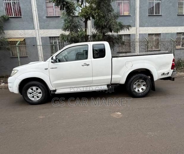 Toyota Hilux 2010 White