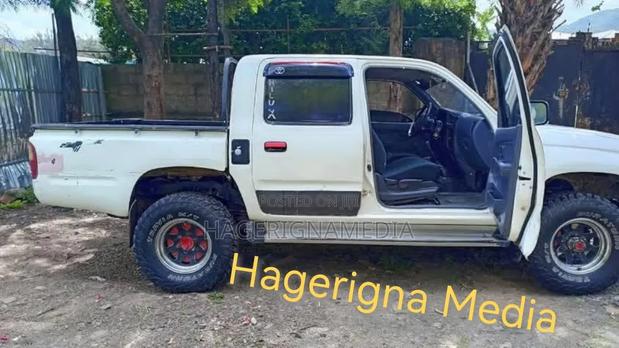 Toyota Hilux 2001 White