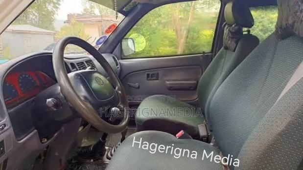 Toyota Hilux 2001 White