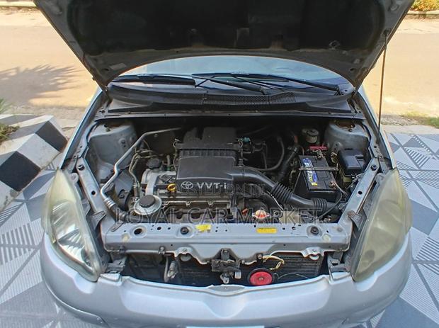 Toyota Vitz 2002 Silver