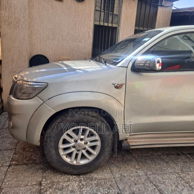 Toyota Hilux 2.5 D-4D 4X4 SRX 2012 Silver