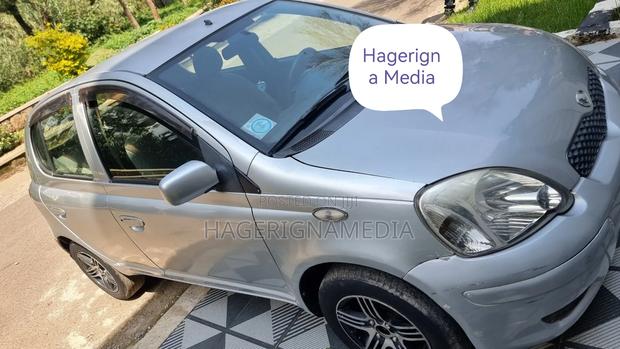 Toyota Vitz 2002 Silver