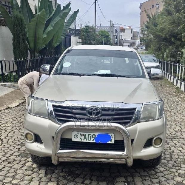 Toyota Hilux 2014 Gold