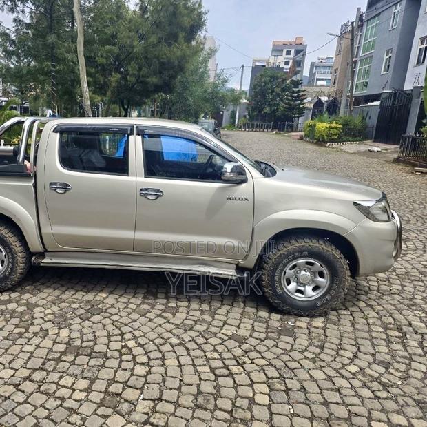 Toyota Hilux 2014 Gold