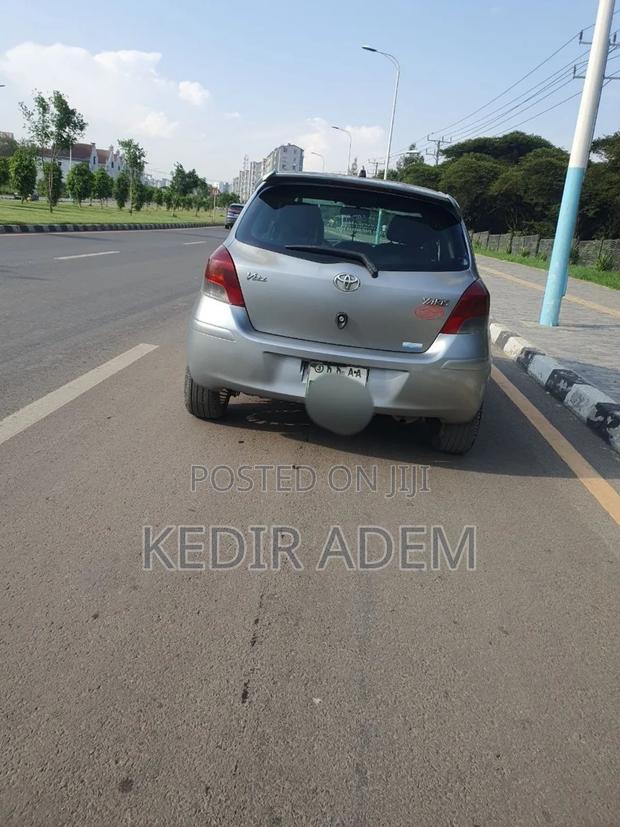 Toyota Yaris 2010 Gray