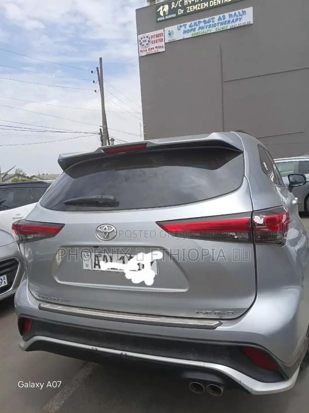 Toyota Highlander Hybrid 2022 Silver