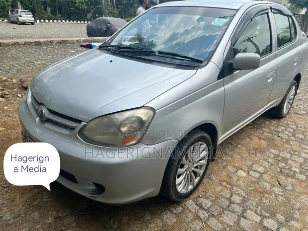 Toyota Platz 2001 Silver