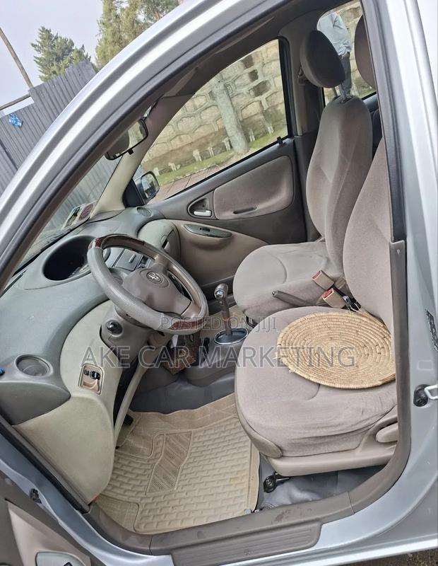 Toyota Platz 2005 Silver