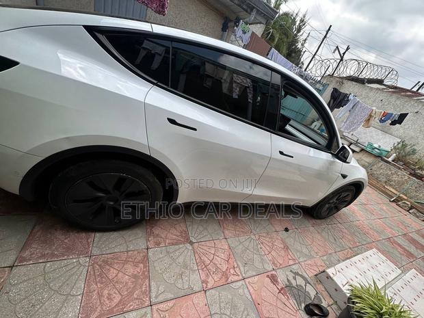 Tesla Model Y 2024 Silver