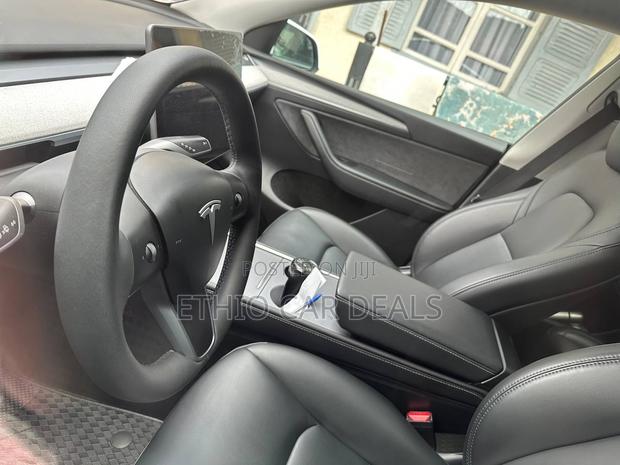 Tesla Model Y 2024 Silver