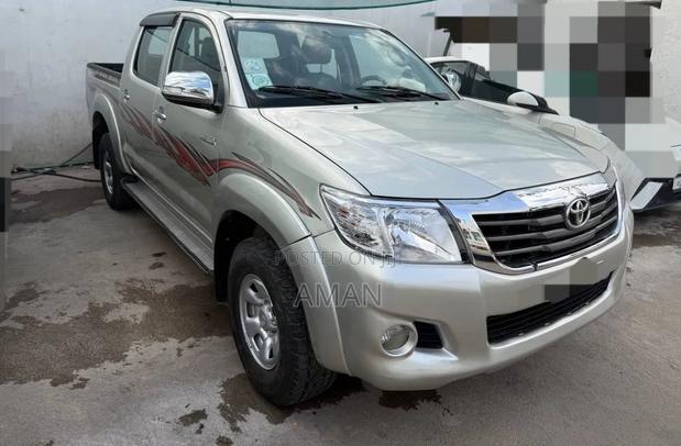Toyota Hilux 2012 Silver