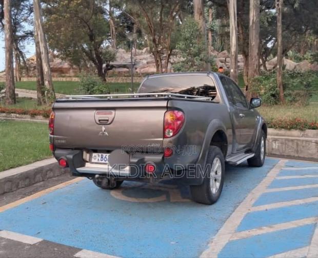 Mitsubishi L200 2007 Gray