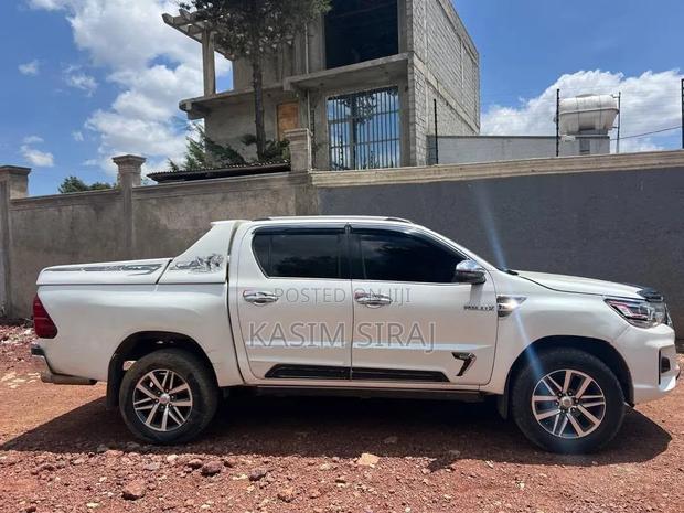 Toyota Hilux 2018 White