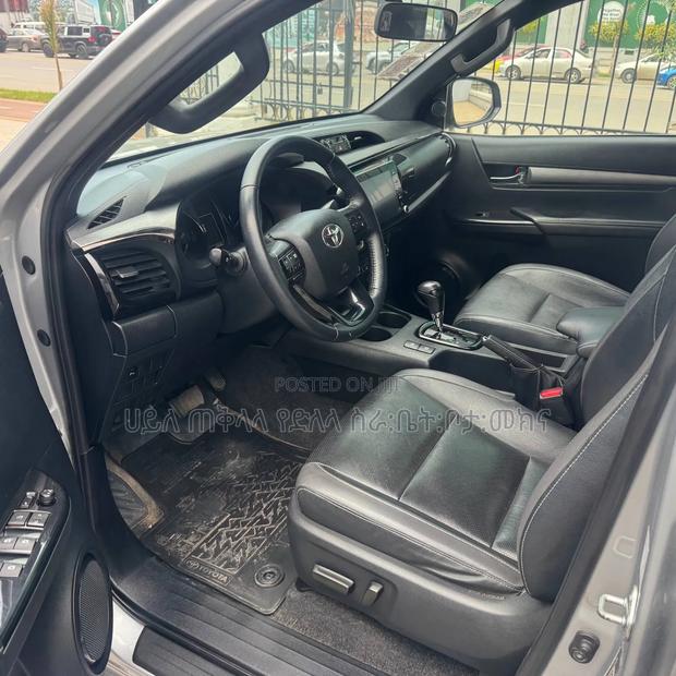 Toyota Hilux 2022 Silver