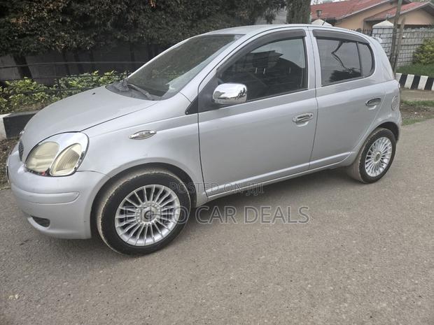 Toyota Vitz 2004 Silver