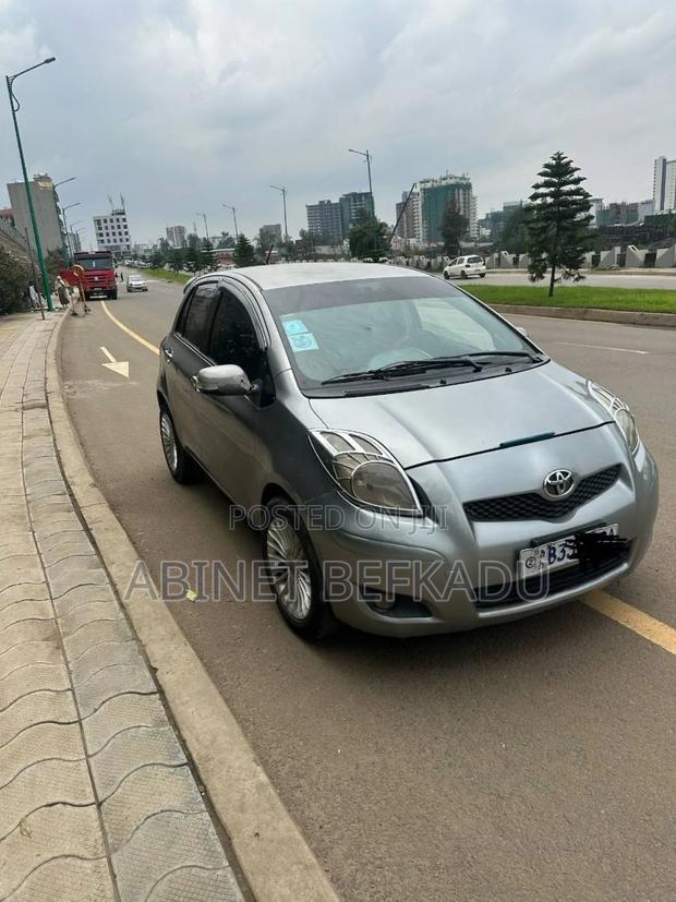 Toyota Vitz 1.0 FWD 5dr 2010 Silver