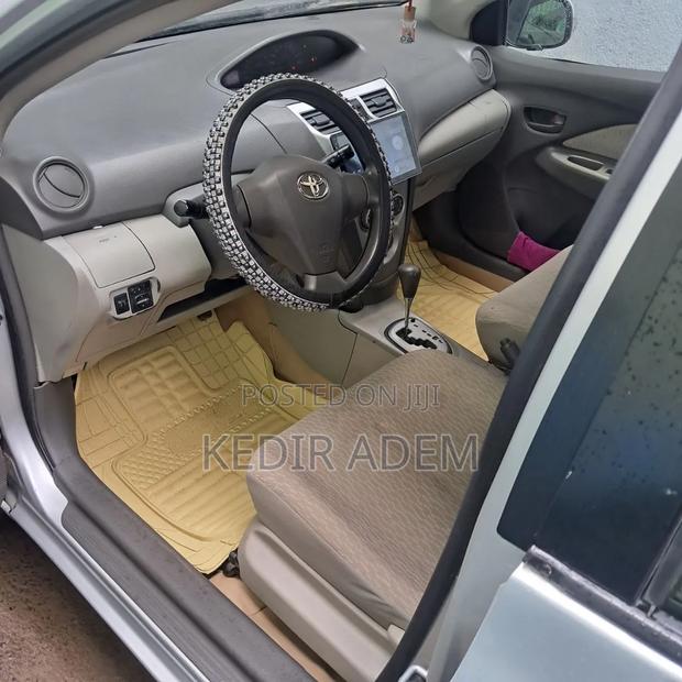 Toyota Belta 2010 Silver