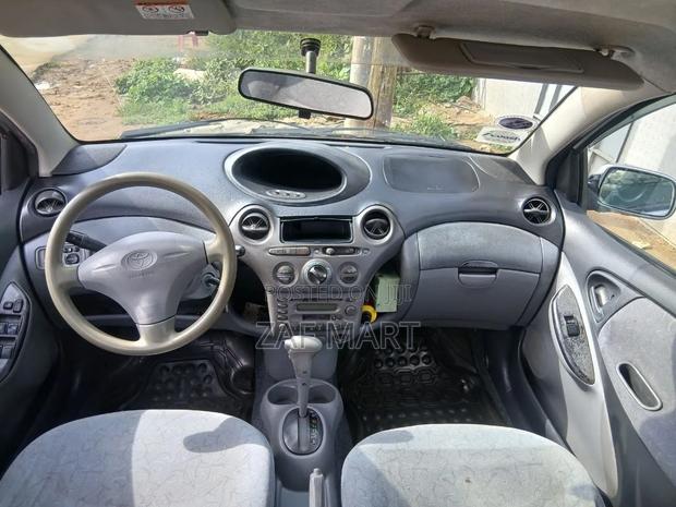 Toyota Vitz 2001 Silver
