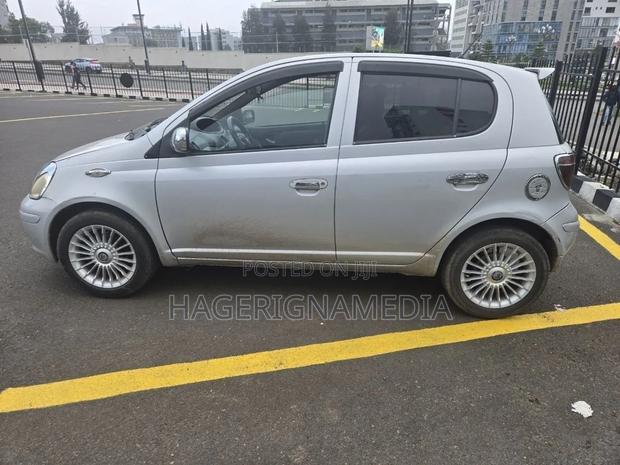 Toyota Vitz 2004 Silver
