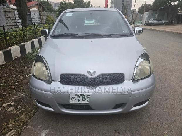 Toyota Vitz 2004 Silver