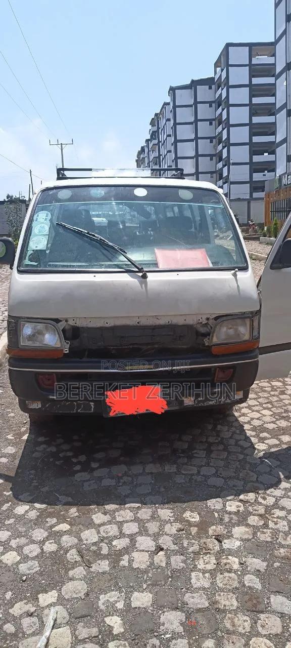 Toyota Hilux 1990 White