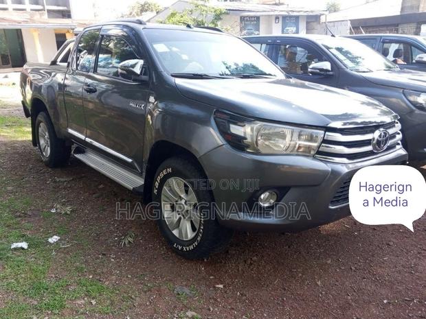 Toyota Hilux 2017 Gray