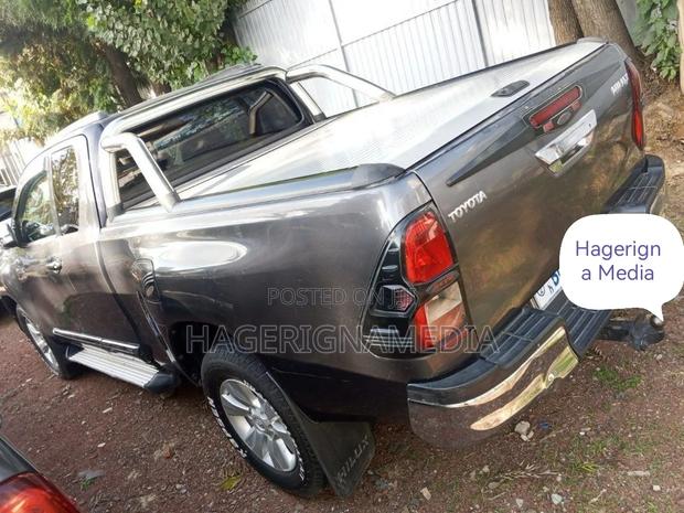 Toyota Hilux 2017 Gray