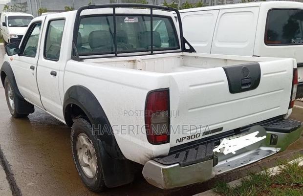 Nissan Hardbody 2012 White