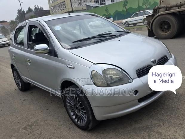 Toyota Vitz 2001 Silver