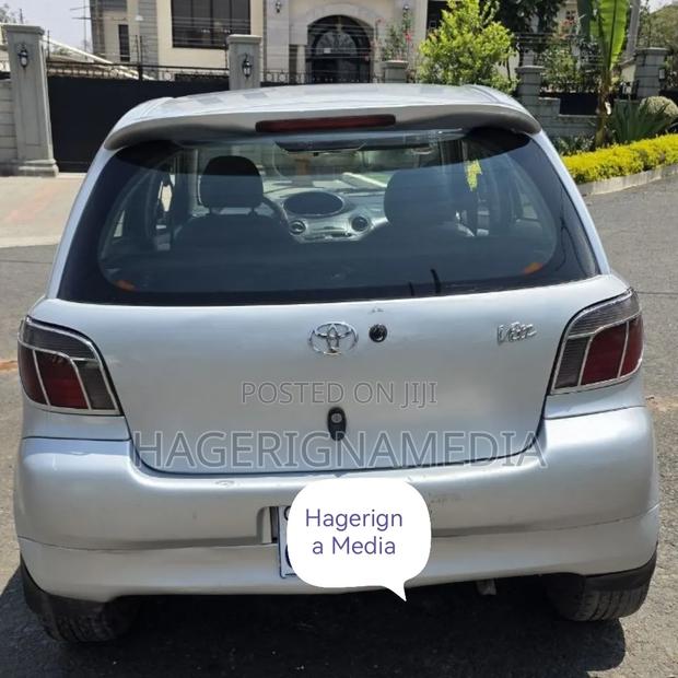 Toyota Vitz 2001 Silver