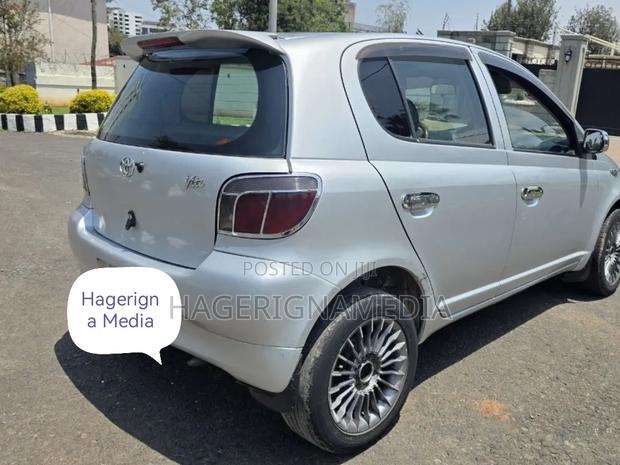 Toyota Vitz 2001 Silver