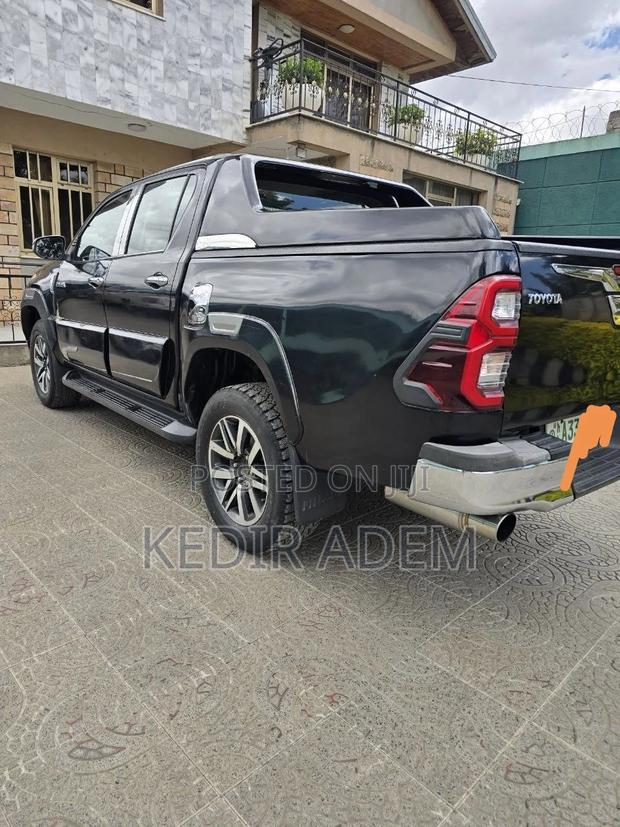 Toyota Hilux 2016 Black