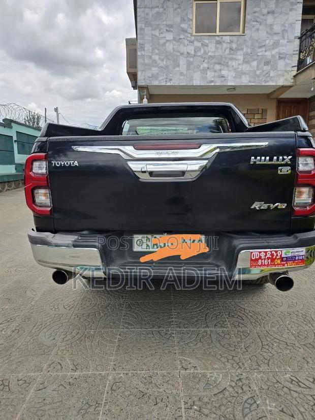 Toyota Hilux 2016 Black