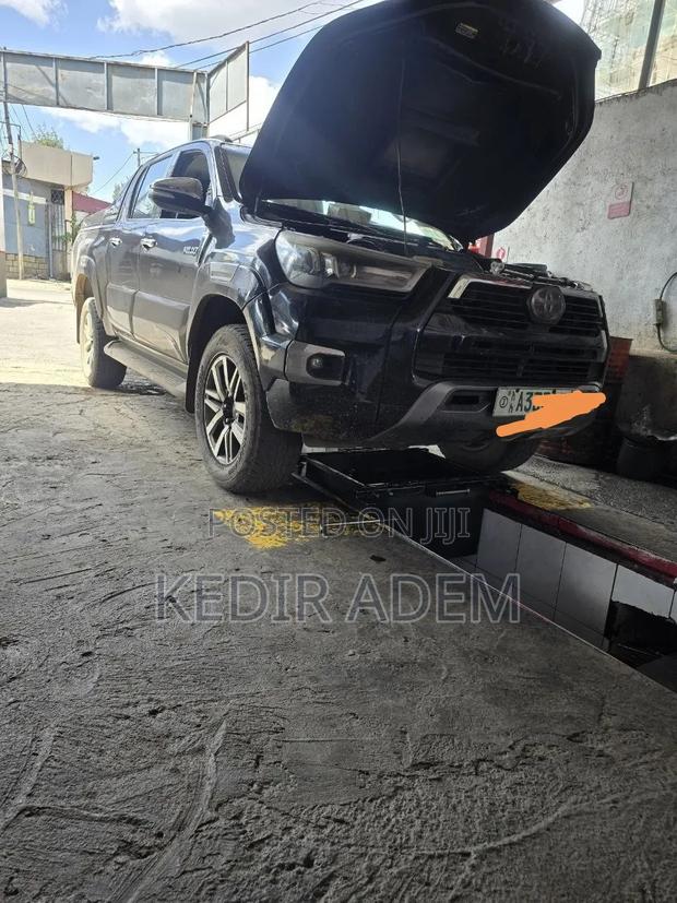 Toyota Hilux 2016 Black