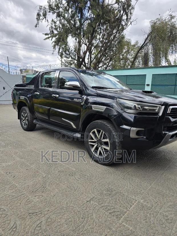 Toyota Hilux 2016 Black