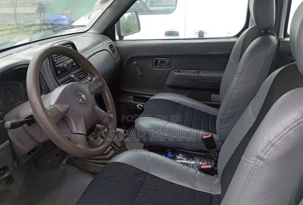 Nissan NP300 2011 White