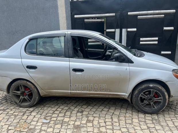Toyota Platz 2001 Silver