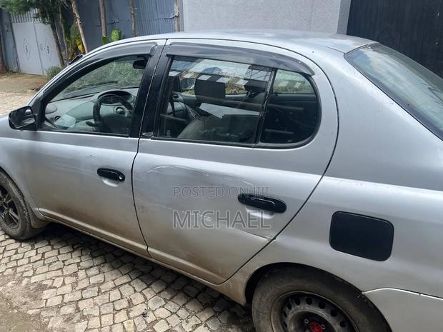 Toyota Platz 2001 Silver