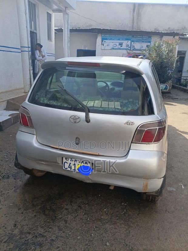 Toyota Vitz 2002 Silver