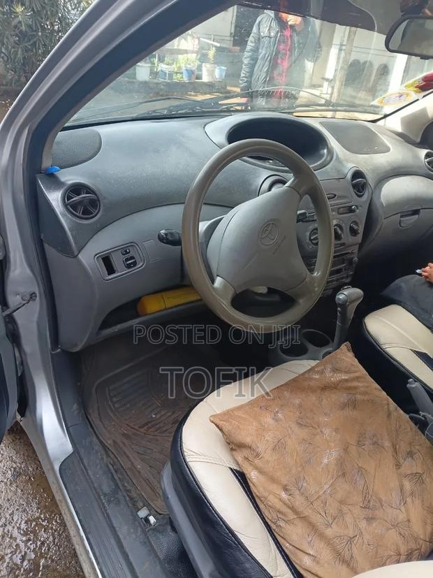 Toyota Vitz 2002 Silver