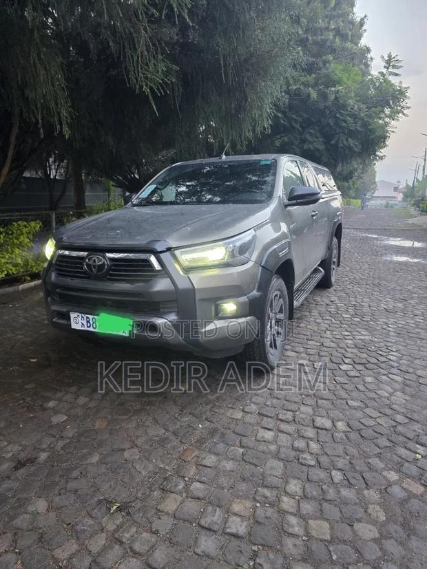Toyota Hilux 2021 Gray