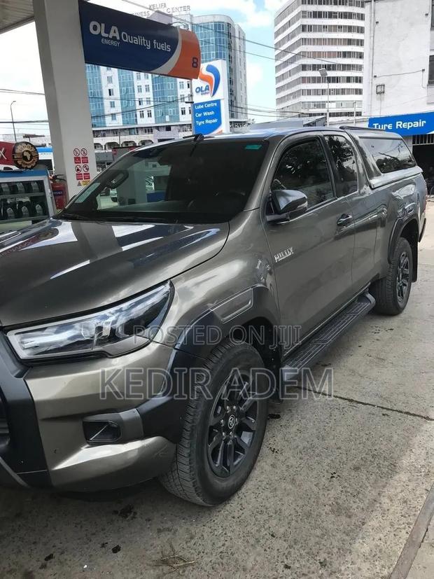 Toyota Hilux 2021 Gray