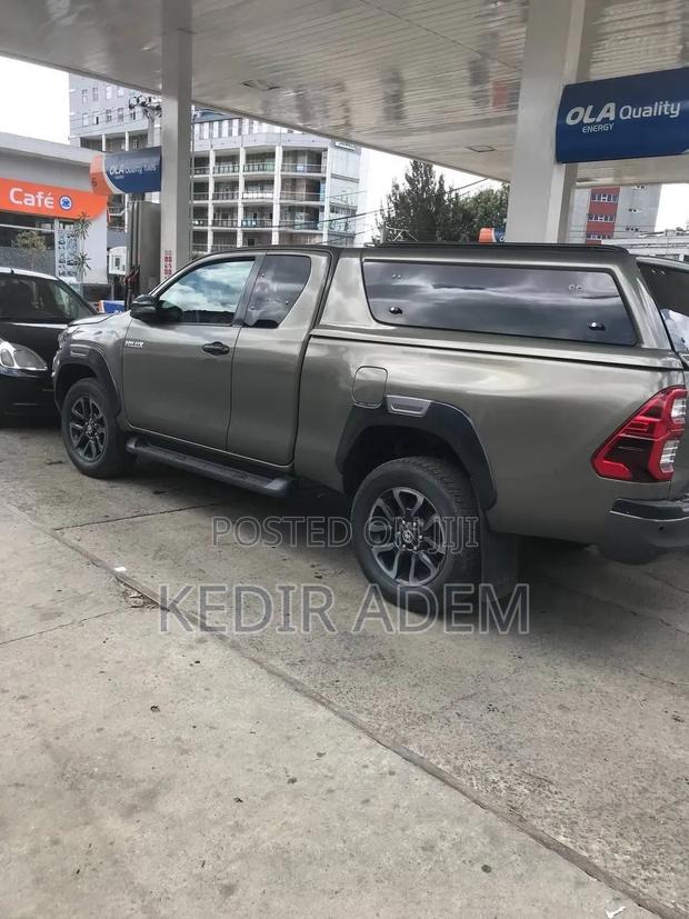 Toyota Hilux 2021 Gray