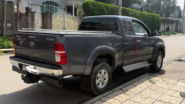 Toyota Hilux 2012 Gray