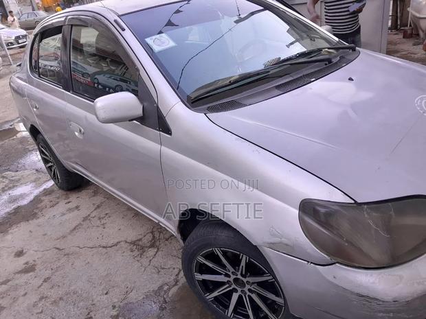 Toyota Platz 2001 Silver